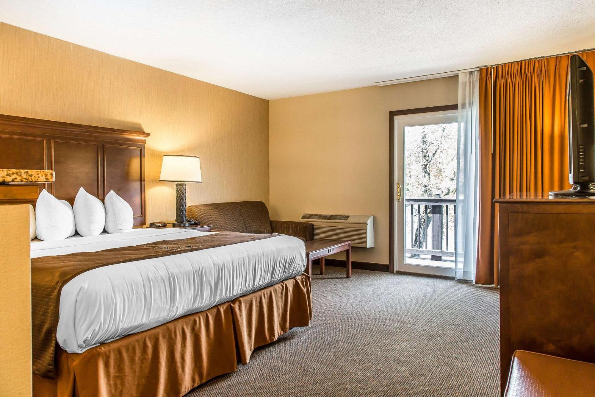 The Black Swan Lee - Lenox, Ascend Hotel Collection Екстер'єр фото