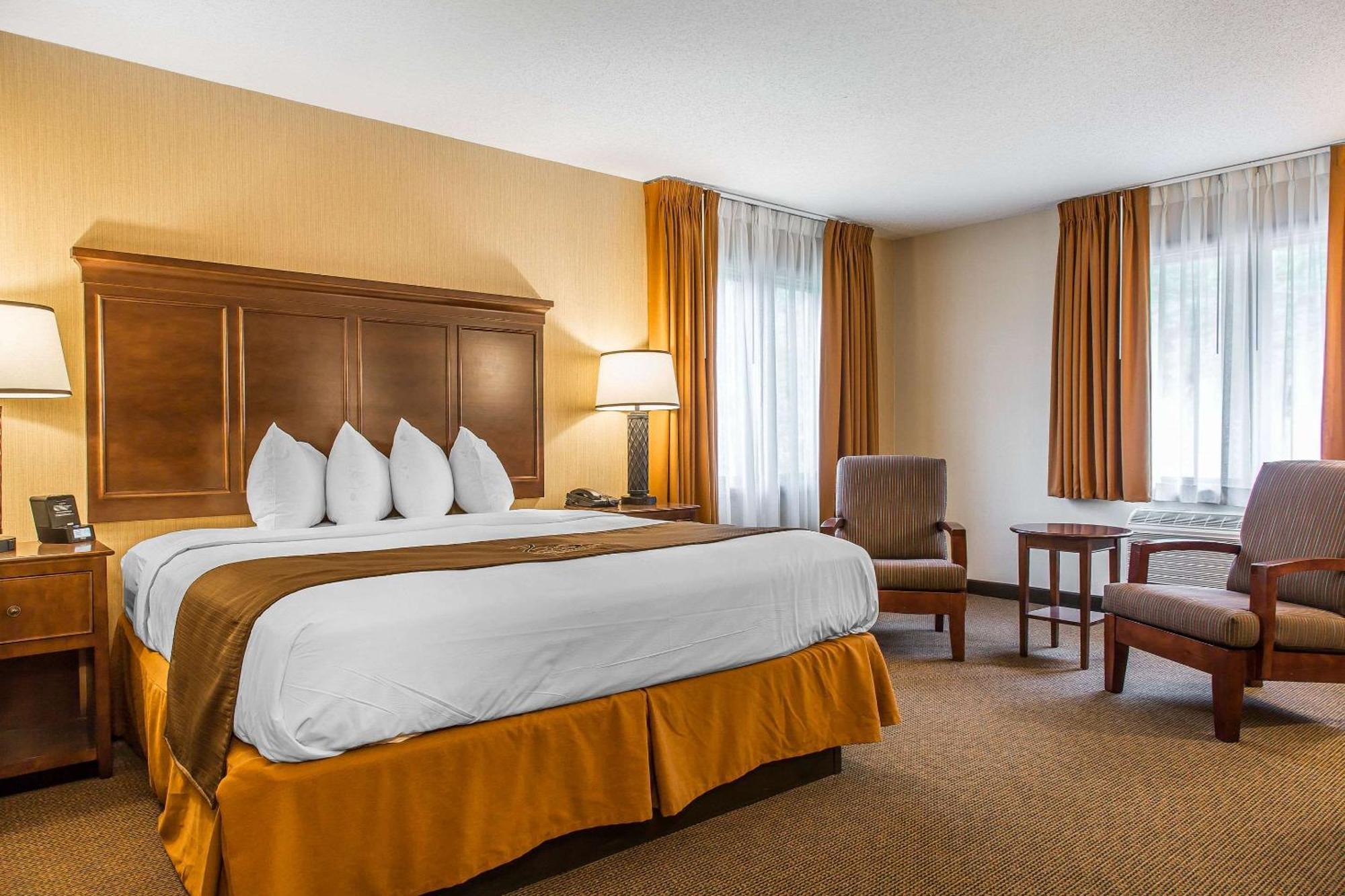The Black Swan Lee - Lenox, Ascend Hotel Collection Екстер'єр фото